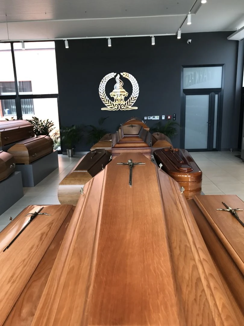 Trumny i urny w zakładzie pogrzebowym w Chorzowie