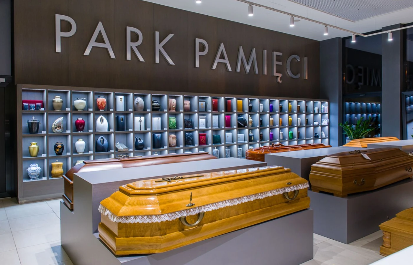 Oferta trumien i urn pogrzebowych w Parku Pamięci